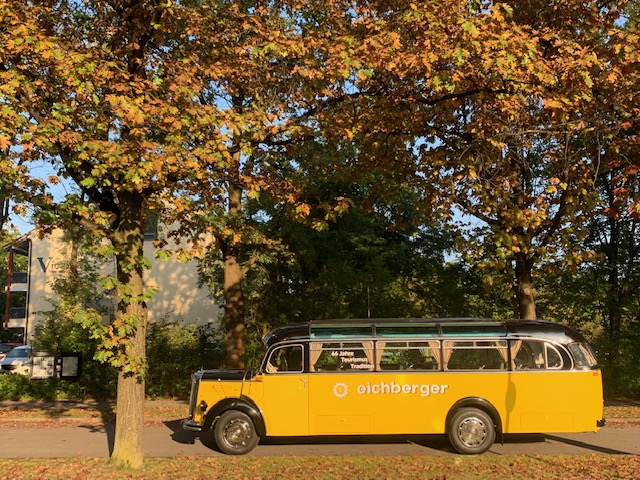 Das Reisebüro Eichberger Reisen mit seinem nostalgischen Bus aus den 50-er Jahren © J. Weber