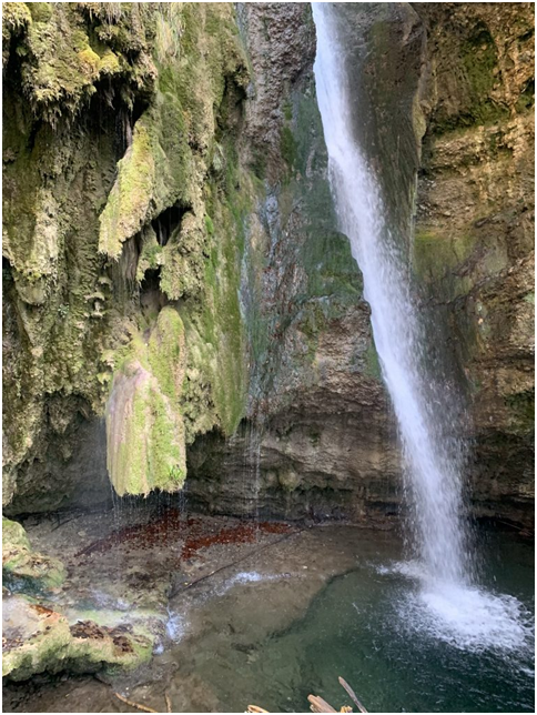 Der erfrischende Hinanger Wasserfall © J. Weber