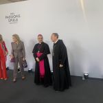 © J. Weber, Passionsspiele 2022: Roter Teppich Prinzessin zu Leiningen und Renate Thyssen -Henne sowie geistliche Würdenträger © J. Weber, Passionsspiele 2022: Roter Teppich Prinzessin zu Leiningen und Renate Thyssen -Henne sowie geistliche Würdenträger